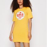 love-moschino-sukienka-codzienna-w5a0228e-1951-zolty-regular-fit