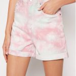 tommy-jeans-szorty-jeansowe-mom-random-dw0dw10463-rozowy-mom-fit