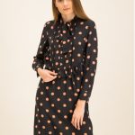tory-burch-sukienka-koszulowa-printed-ruffle-bow-dress-61697-czarny-regular-fit