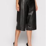 trussardi-spodnie-z-imitacji-skory-56p00250-czarny-regular-fit