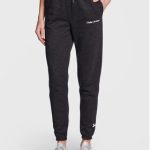 under-armour-spodnie-dresowe-ua-essential-fleece-script-1374105-czarny-regular-fit